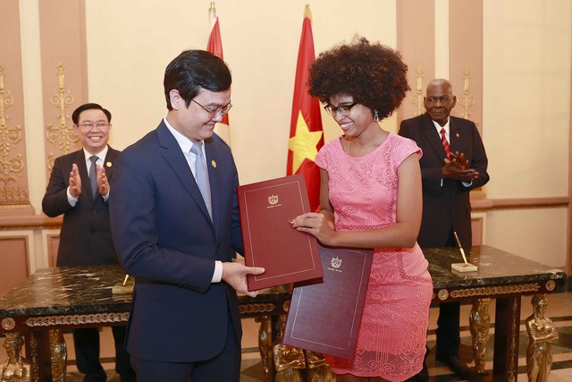 Chủ tịch Quốc hội tặng sách Tổng Bí thư về CNXH cho Chủ tịch Quốc hội Cuba - Ảnh 7.
