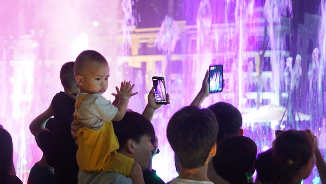 Hàng ngàn người hứng thú xem đài phun nước ở Sầm Sơn - Ảnh 7.