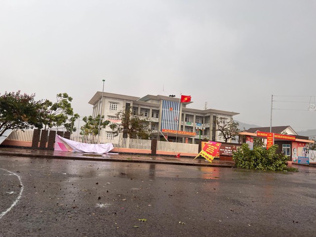 Tố lốc gây thiệt hại cho nhiều địa phương của Quảng Trị - Ảnh 1.