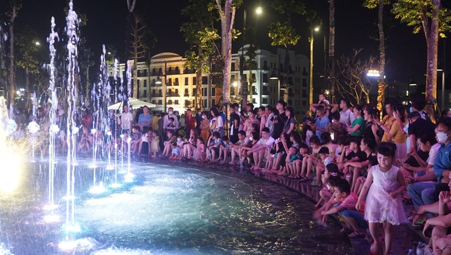 Hàng ngàn người hứng thú xem đài phun nước ở Sầm Sơn - Ảnh 4.