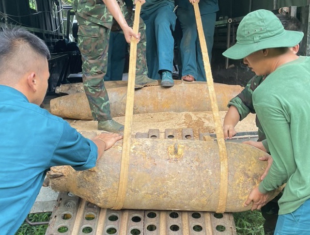 Bình Dương: Người dân đi rà phế liệu phát hiện bom “khủng” - Ảnh 2.