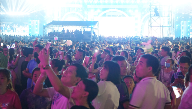 Hàng ngàn người hứng thú xem đài phun nước ở Sầm Sơn - Ảnh 2.