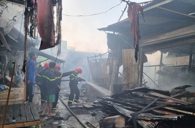 Đồng Tháp: Cháy chợ Bình Thành lúc hừng sáng, thiệt hại gần 21 tỉ đồng - Ảnh 2.