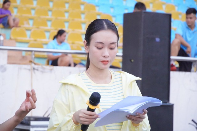 Miss Peace Vietnam Ban Mai lần đầu làm MC thể thao - Ảnh 1.