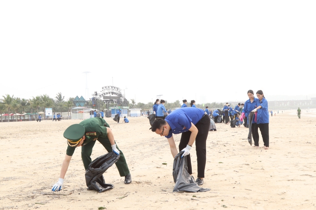 Quảng Ninh: Trên 300 ĐVTN ra quân làm sạch biển  - Ảnh 1.