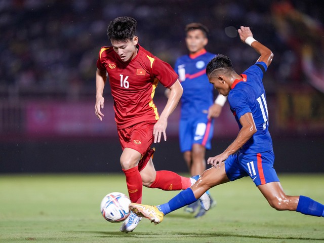 Tuấn Tài thi đấu trong trận đội tuyển Việt Nam thắng Singapore 4-0