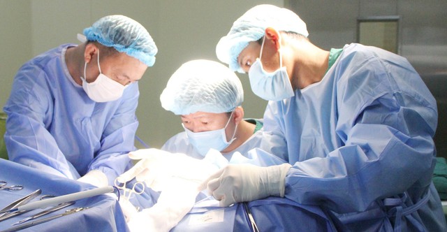 Bạc Liêu: Phẫu thuật cắt khối u polyp niệu đạo bị nhiễm trùng hoại tử - Ảnh 2.