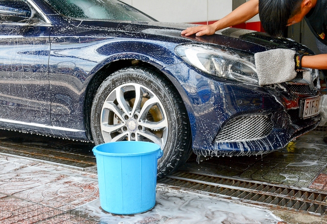 4 điều không nên làm khi tự rửa ô tô tại nhà giữa mùa nắng nóng - Ảnh 1.