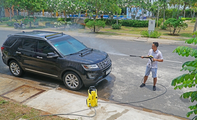4 điều không nên làm khi tự rửa ô tô tại nhà giữa mùa nắng nóng - Ảnh 2.
