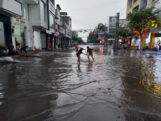 Mưa lớn đầu mùa phố núi Kon Tum ngập như sông - Ảnh 6.