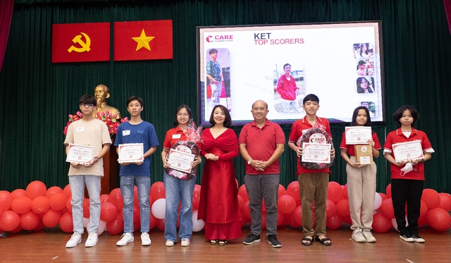 Thạc sĩ Nguyễn Thị Thủy (áo dài đỏ) - Giám đốc Care Education trao bằng tại buổi lễ