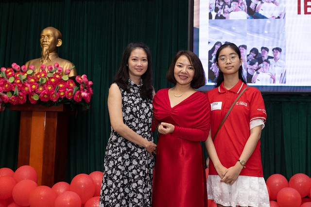 Thạc sĩ Nguyễn Thị Thủy chụp hình lưu niệm với phụ huynh học viên