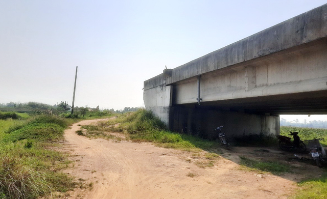 Từ đơn thư bạn đọc: Hai cây cầu hàng trăm tỉ dang dở vì thiếu đất đắp  - Ảnh 2.