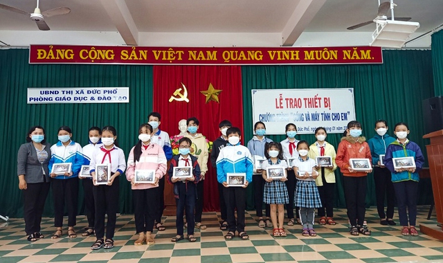 Quảng Ngãi: Chi gần 8 tỉ đồng mua máy tính bảng cấp cho học sinh nghèo - Ảnh 1.