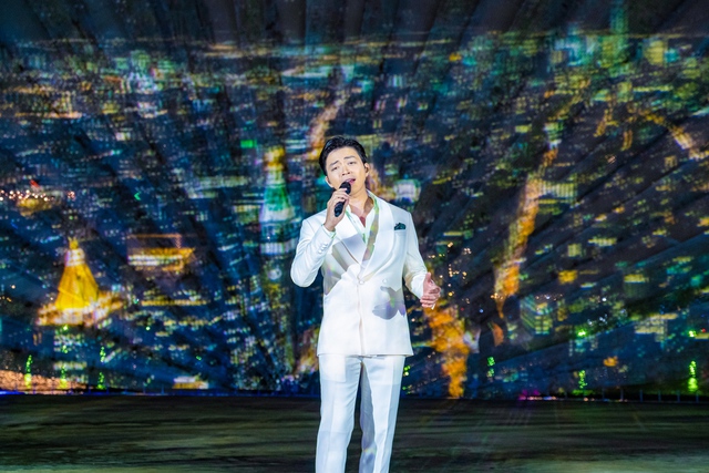 Hot - Hit 'Về với em' bùng nổ trên sân khấu nổi Phú Quốc United Center - Ảnh 4.