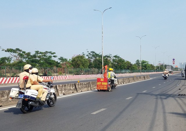 CSGT phối hợp công an phường đi hút đinh, nhắc nhở tiệm vá xe không rải đinh - Ảnh 1.