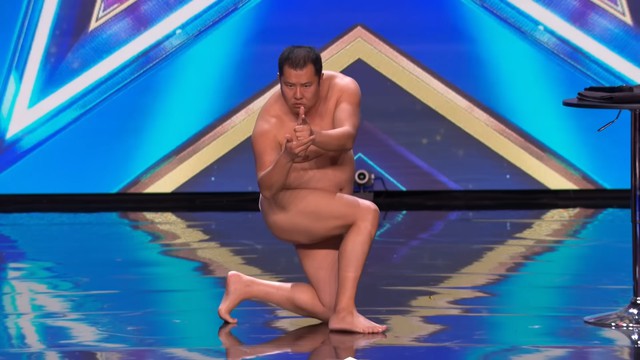 Diễn viên Nhật Bản cởi trần tấu hài gây 'náo loạn' sân khấu 'Britain's Got Talent' - Ảnh 1.