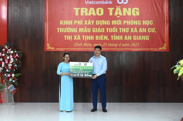 Phó Chủ tịch nước tặng 25 suất học bổng cho sinh người dân tộc tại TX.Tịnh Biên - Ảnh 2.