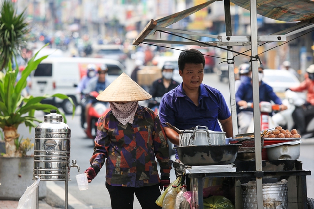 Nghỉ lễ 30.4 – 1.5: Dự báo thời tiết TP.HCM ngày nắng nóng, chiều tối mưa rào - Ảnh 1.