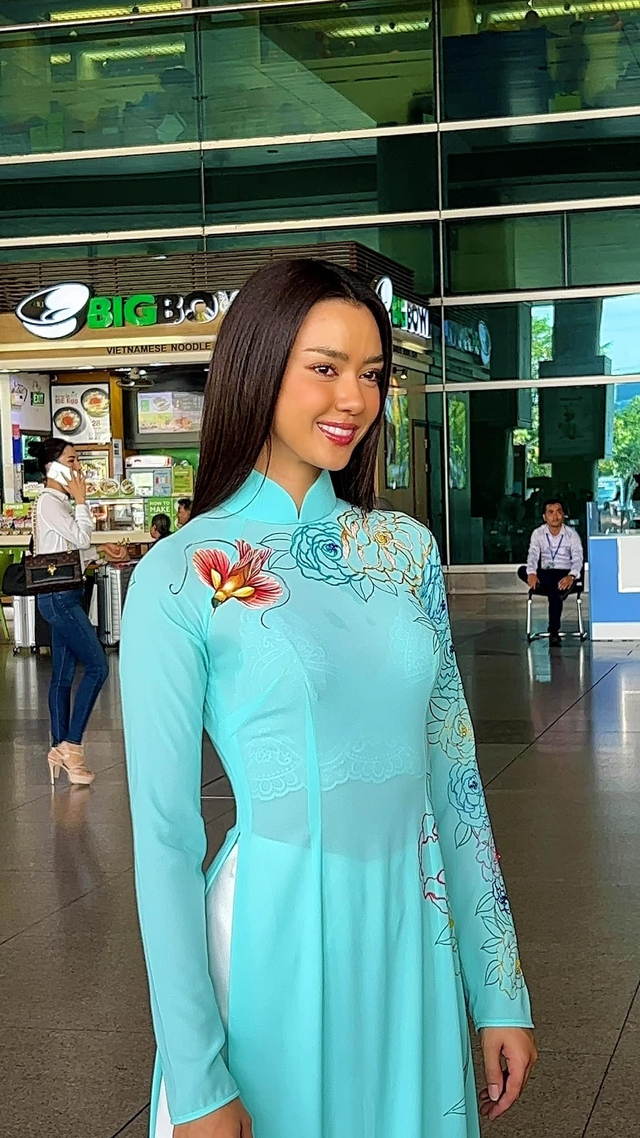Hoa hậu Thái Lan mặc áo dài lộ nội y ren phản cảm - Ảnh 1.