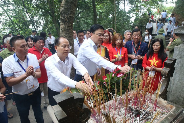 Thứ trưởng Bộ Ngoại giao và đoàn kiều bào dâng hương tưởng nhớ các vua Hùng - Ảnh 4.