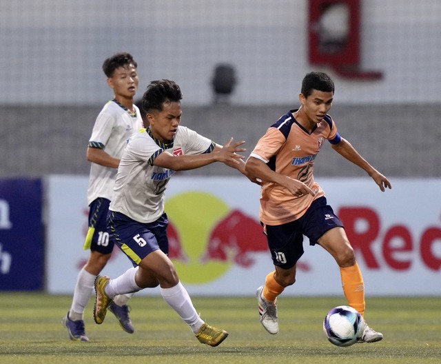Cầu thủ sinh viên 'không dám tin' khi được sát cánh ngôi sao đội tuyển Việt Nam - Ảnh 1.