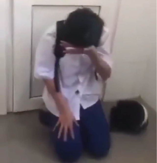 Nữ sinh Quảng Trị bị bạn đánh, bắt quỳ, cởi áo trong nhà vệ sinh - Ảnh 1.