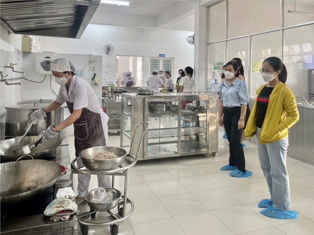 Học sinh lên tiếng về nhà vệ sinh và bữa ăn bán trú - Ảnh 1. Học sinh lên tiếng về nhà vệ sinh và bữa ăn bán trú - Ảnh 1.