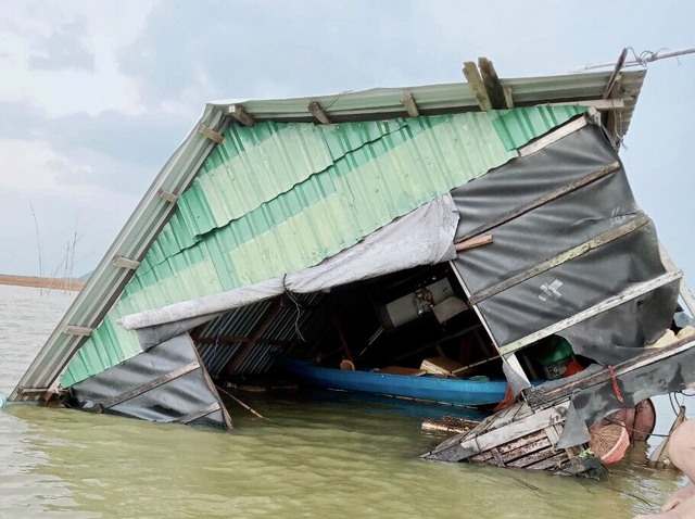 Đồng Nai: Lốc xoáy gây hư hại nhiều bè cá trên hồ Trị An - Ảnh 2.