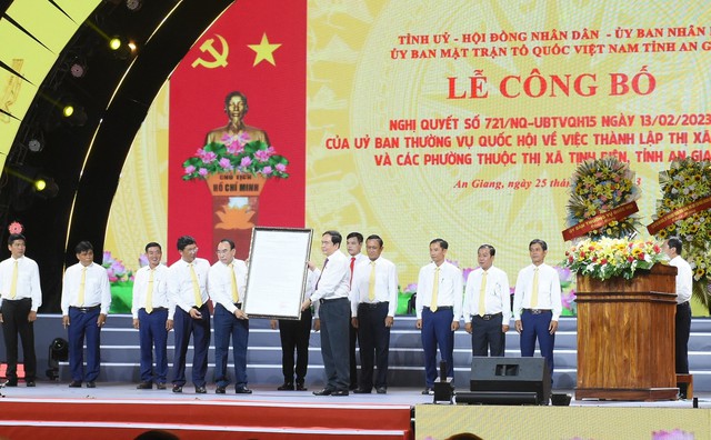 An Giang: Long trọng tổ chức lễ công bố thành lập thị xã Tịnh Biên - Ảnh 1.