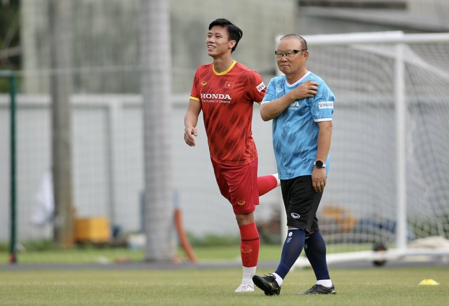 Quế Ngọc Hải và HLV Park Hang-seo trong màu áo đội tuyển Việt Nam