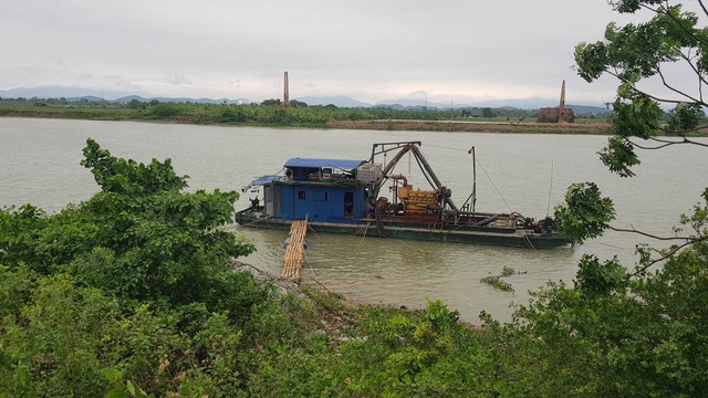  Đang bơm nước vào tàu cát, một công nhân bất ngờ ngã xuống sông, tử vong - Ảnh 1.