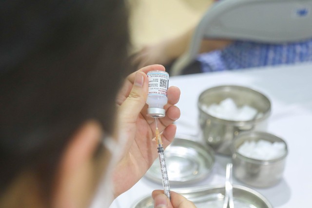 Hà Nội tiếp tục chiến dịch vắc xin Covid-19 - Ảnh 1.