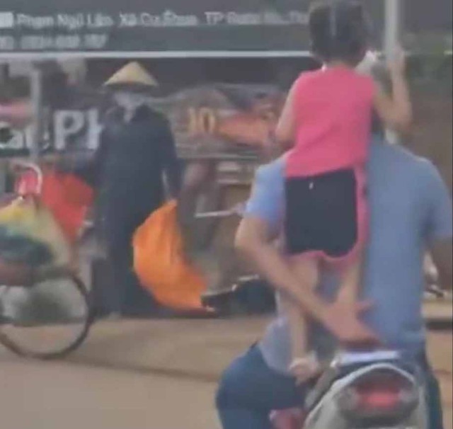 Phẫn nộ người đàn ông “làm  xiếc” với bé gái đứng khập khiễng trên xe máy - Ảnh 1.