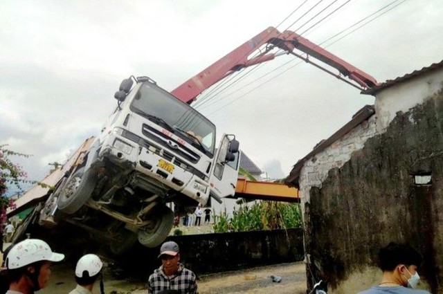 Hà Tĩnh: 1 công nhân tử vong do bị cần phun xe bơm bê tông đập trúng - Ảnh 2.