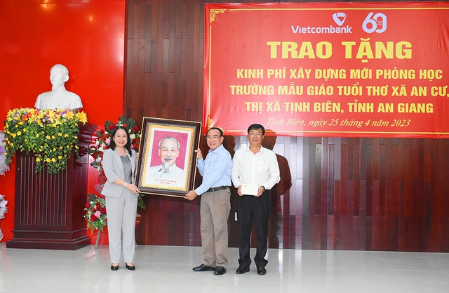 Phó chủ tịch nước Võ Thị Ánh Xuân tặng học bổng cho học sinh người dân tộc - Ảnh 1.
