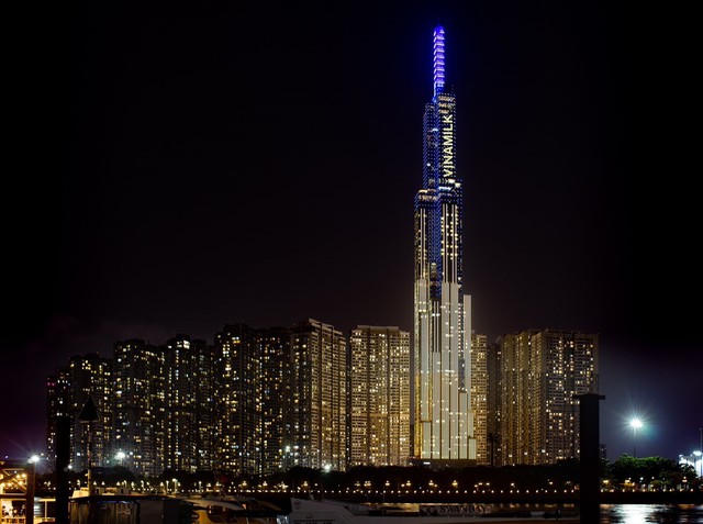 Đỉnh tháp tòa nhà Landmark 81 được thắp sáng nhân sự kiện đặc biệt này, với thông điệp &quot;Vươn cao Việt Nam&quot; từ Vinamilk