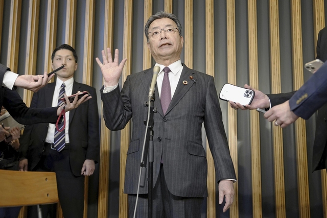 Quan chức Nhật hứng chỉ trích vì vẫn ăn uống sau tin thủ tướng bị tấn công - Ảnh 1.