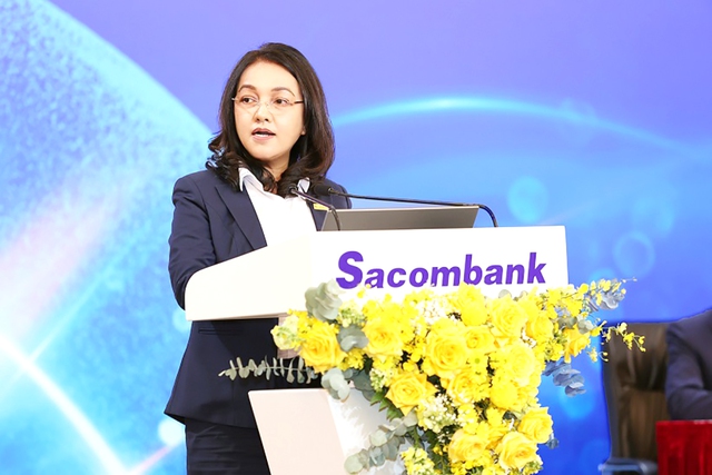 Bà Nguyễn Đức Thạch Diễm - Phó Chủ tịch thường trực HĐQT kiêm TGĐ Sacombank báo cáo Đại hội đồng cổ đông về các thành quả nổi bật của Sacombank trong năm 2022