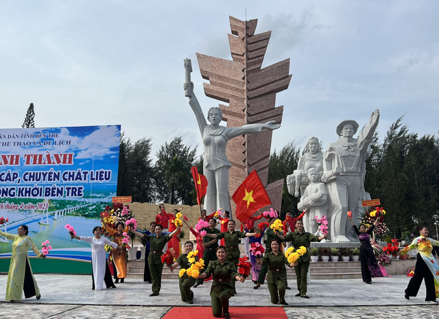 Khánh thành công trình nâng cấp tượng đài Đồng Khởi Bến Tre - Ảnh 1.