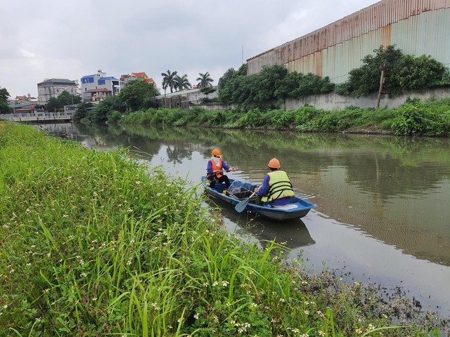 La Vie phối hợp với các đơn vị liên quan để dọn rác hàng ngày tại lòng kênh trạm bơm Như Quỳnh