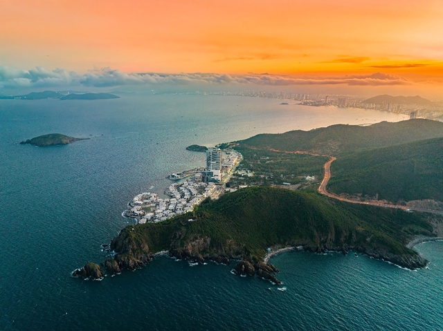 Nằm tại trí sát biển cuối cùng tại Nha Trang, sở hữu trọn vẹn tầm view núi - biển - đảo, Meliá Nha Trang hiện đã hoàn thiện cất nóc, là điểm sáng trên thị trường BĐS cao cấp