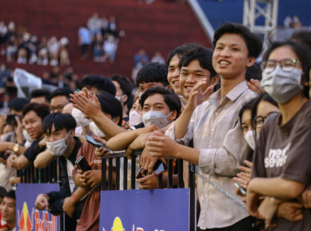 5.000 CĐV đội mưa, 'nóng' cùng nhà vô địch Đại học Huế - Ảnh 5.