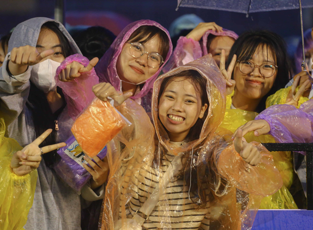 5.000 CĐV đội mưa, 'nóng' cùng nhà vô địch Đại học Huế - Ảnh 2.