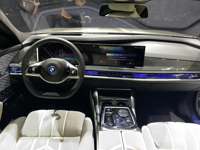 Xe điện hạng sang BMW i7 có giá 7,2 tỉ đồng tại Việt Nam   - Ảnh 2.