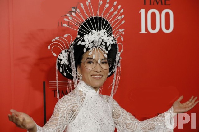 Cây hài gốc Việt Ali Wong diện áo dài trên thảm đỏ 'Time 100 Gala'  - Ảnh 1.