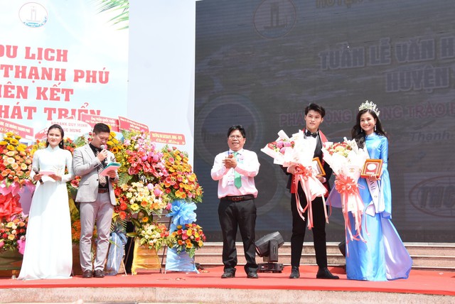 Người mẫu Quốc Bảo, Hoa hậu Thanh Hà chung tay quảng bá du lịch biển Bến Tre - Ảnh 2.