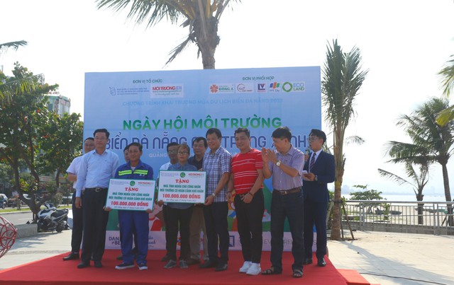 Diễn viên Lý Hùng cùng tình nguyện viên dọn vệ sinh vịnh Đà Nẵng - Ảnh 2.