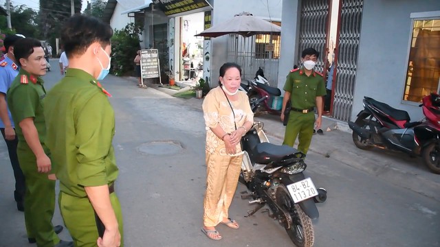 Tạm giữ hình sự người phụ nữ 55 tuổi vận chuyển ma túy số lượng lớn - Ảnh 1.