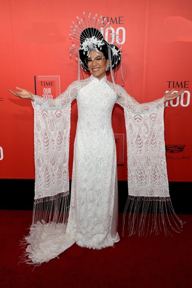 Cây hài gốc Việt Ali Wong diện áo dài trên thảm đỏ 'Time 100 Gala'  - Ảnh 2.